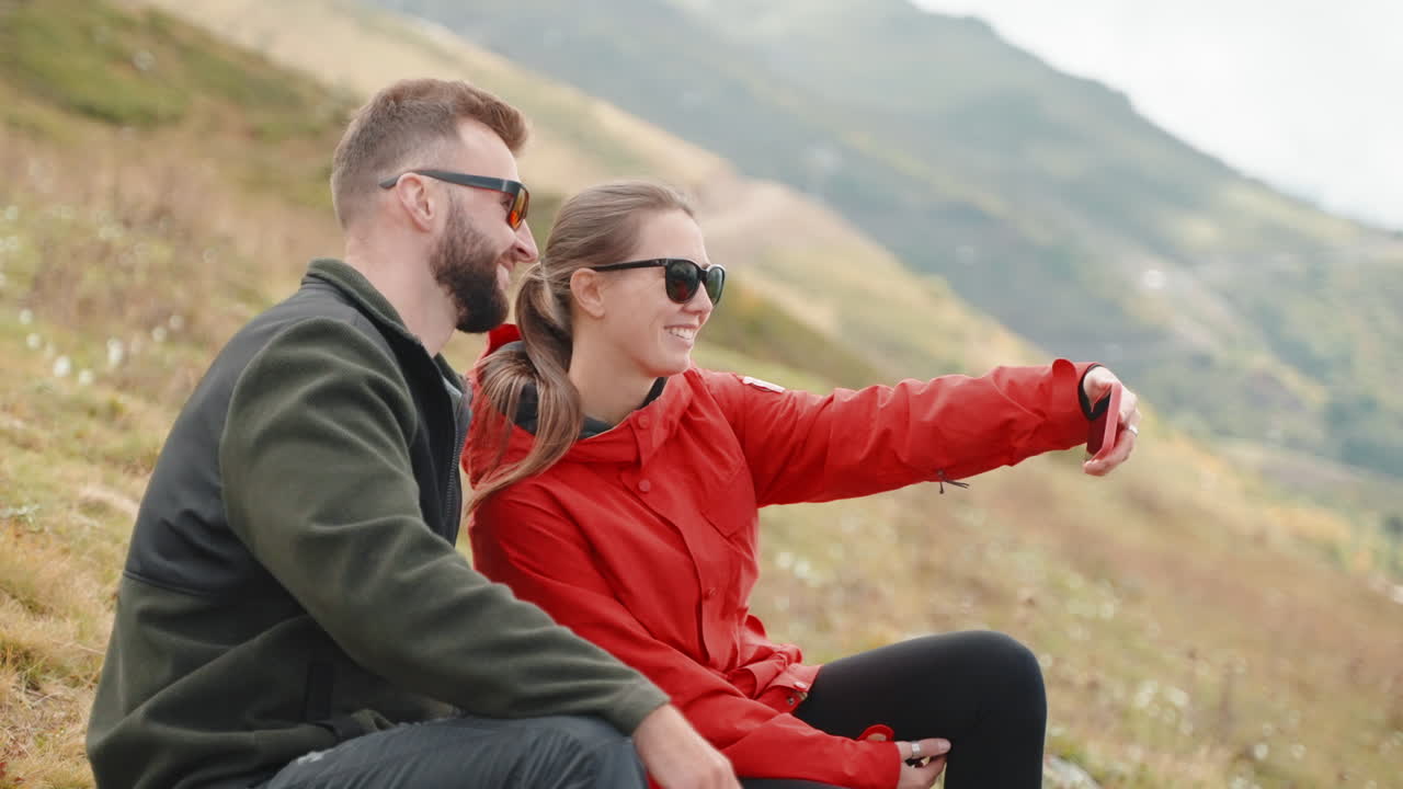 пара делает селфи в горах.