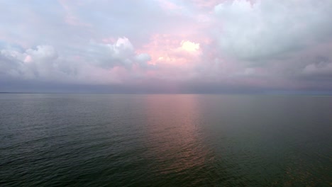 El-Dramático-Cielo-Crepuscular-Sobre-La-Playa