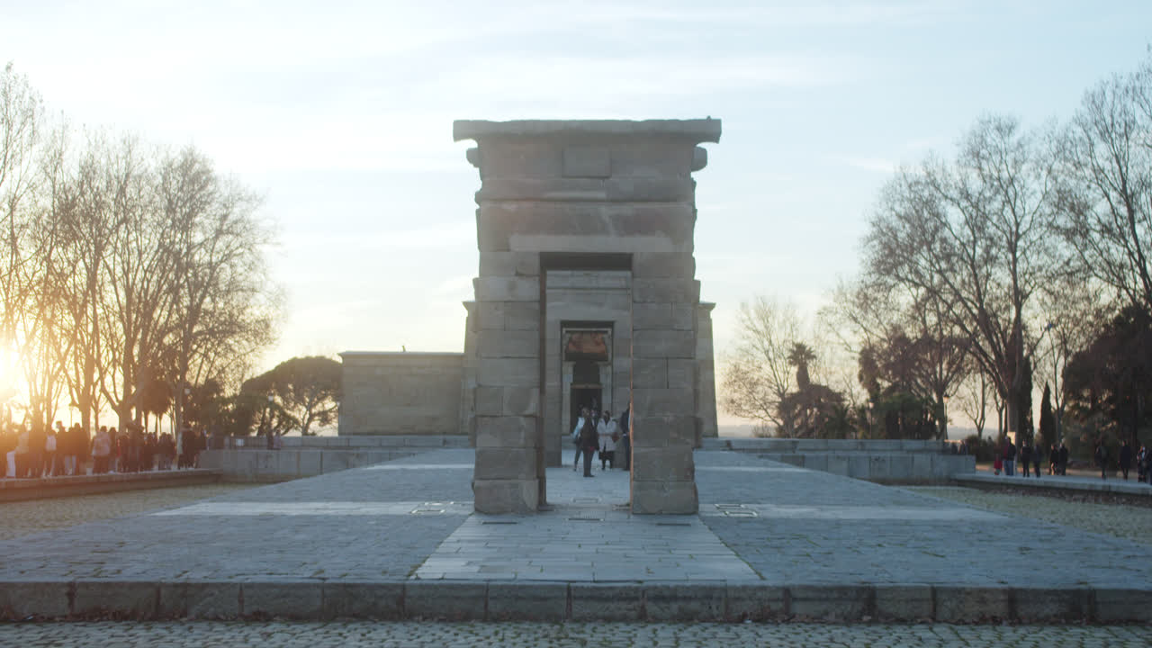 hermosa toma del famoso "templo de debod" ubicado en la montaña principe pio en madrid
