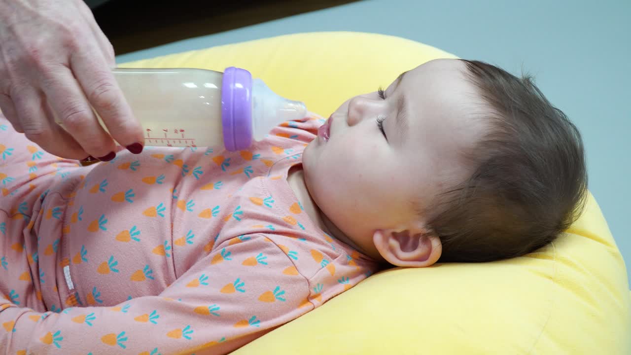 la niña bebió casi toda la leche y ahora está llena y se niega a comer