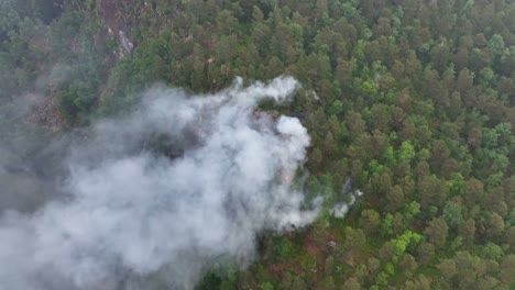 Incendio-Forestal-Iniciado-Por-Un-Rayo-Quema-En-La-Ladera-De-Una-Montaña-Escarpada