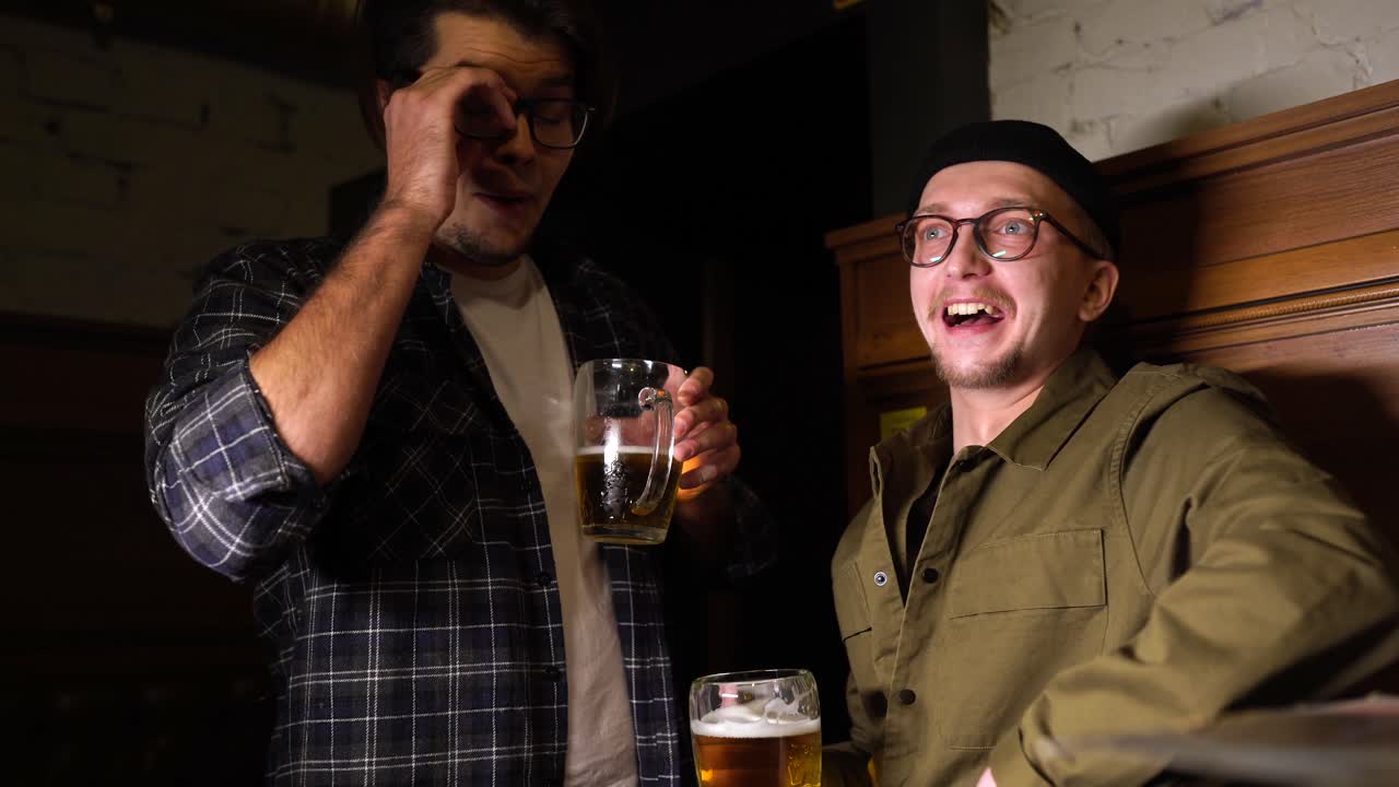 amigos disfrutando de la cerveza en un bar