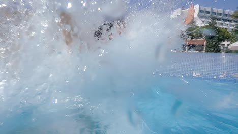 Abstieg-Von-Der-Wasserrutsche-Im-Ferien-Aquapark.-Zeitlupe-Auf-Einer-Wasserrutsche-Im-Familienurlaub:-Eine-Frau-Im-Bikini-Steigt-Von-Der-Rutsche-In-Ein-Becken-Mit-Blauem-Wasser,-Aus-Dem-Wassertropfen-Spritzen.