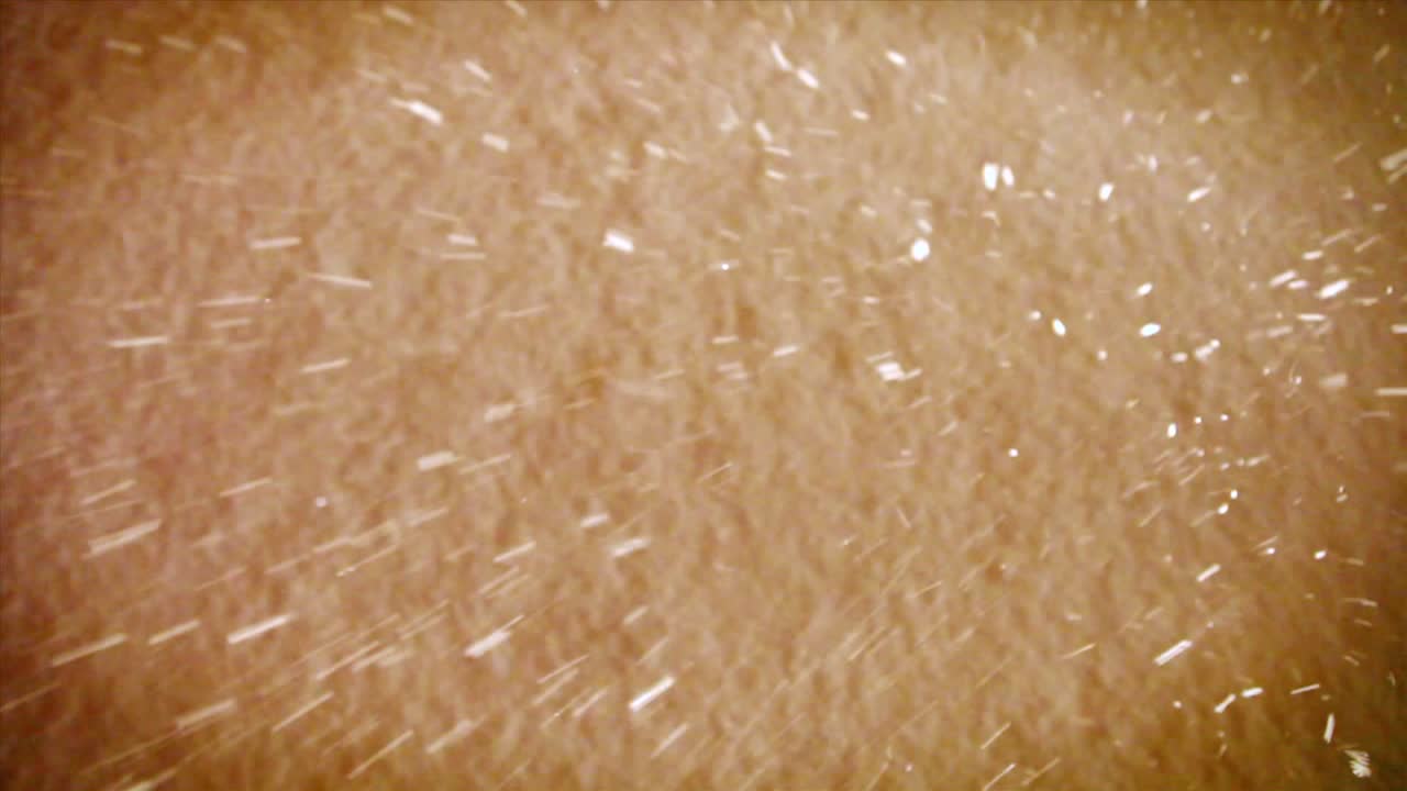 雪が上から降ってきて、すでに地面にある残りの雪と混ざり合う