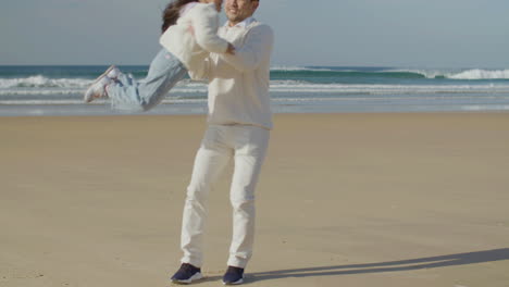 해변에서 시간을 보내는 일본 아버지와 자식