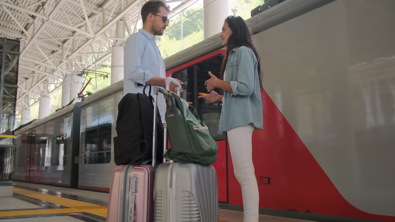 pareja esperando el tren en la estación