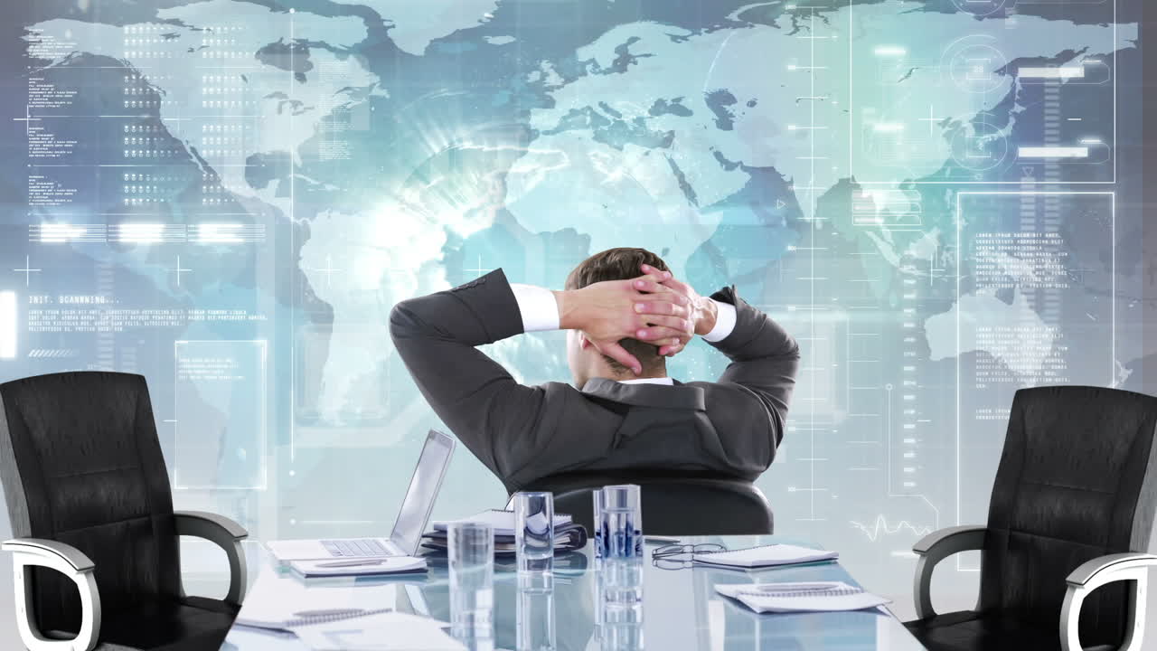 задний вид бизнесмена, смотрящего на технологический интерфейс