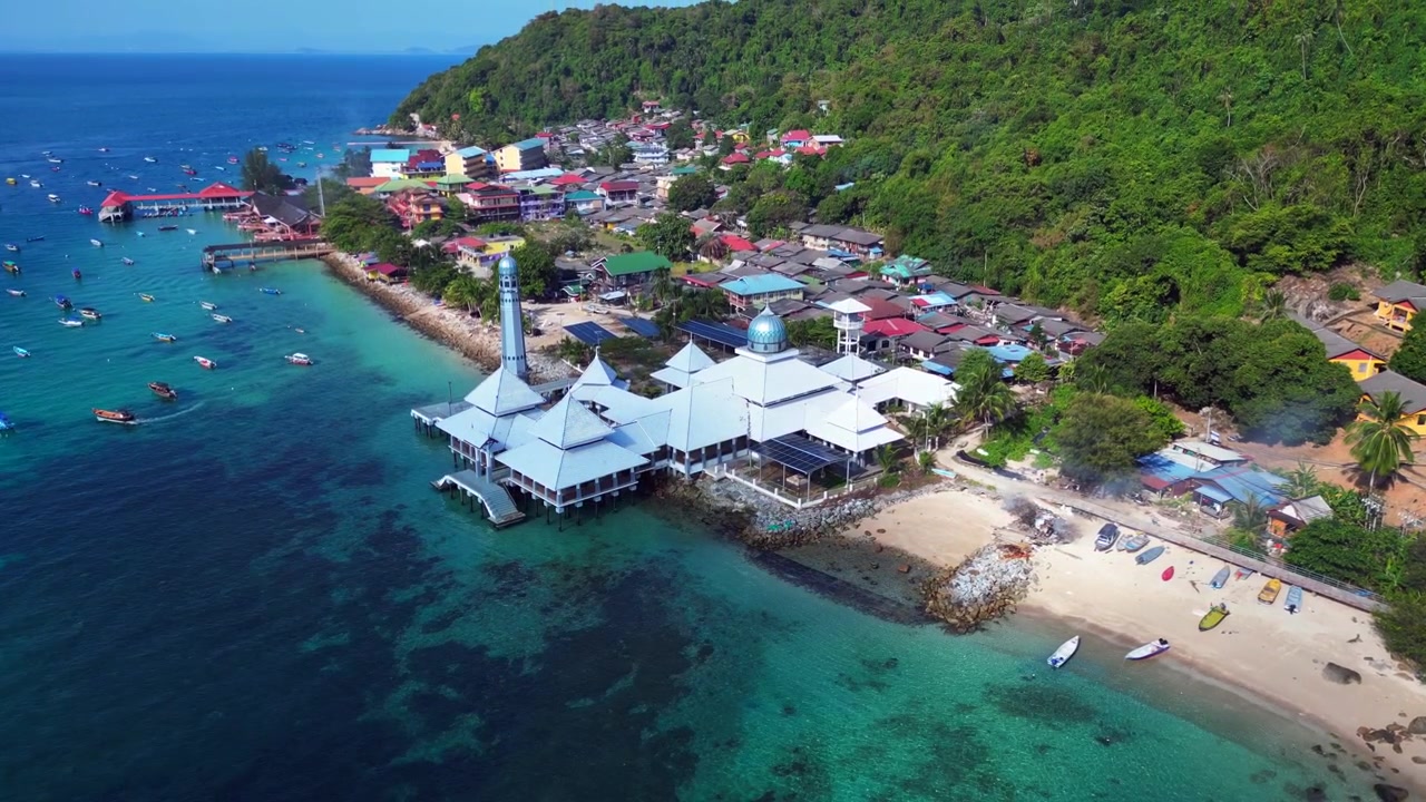 Perhentian Adası'nda plajda bulunan beyaz İslami cami. Yukarıdan çekilmiş 4k kalitesinde, havadan kuşbakışı harika drone çekimi görüntüleri
