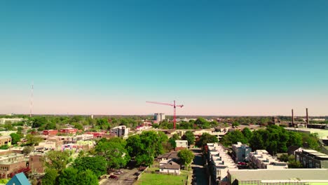 Grúa-De-Construcción-Roja-En-Los-Suburbios-De-Atlanta,-Georgia,-Estados-Unidos