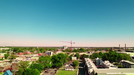 grúa de construcción roja en los suburbios de atlanta georgia, estados unidos