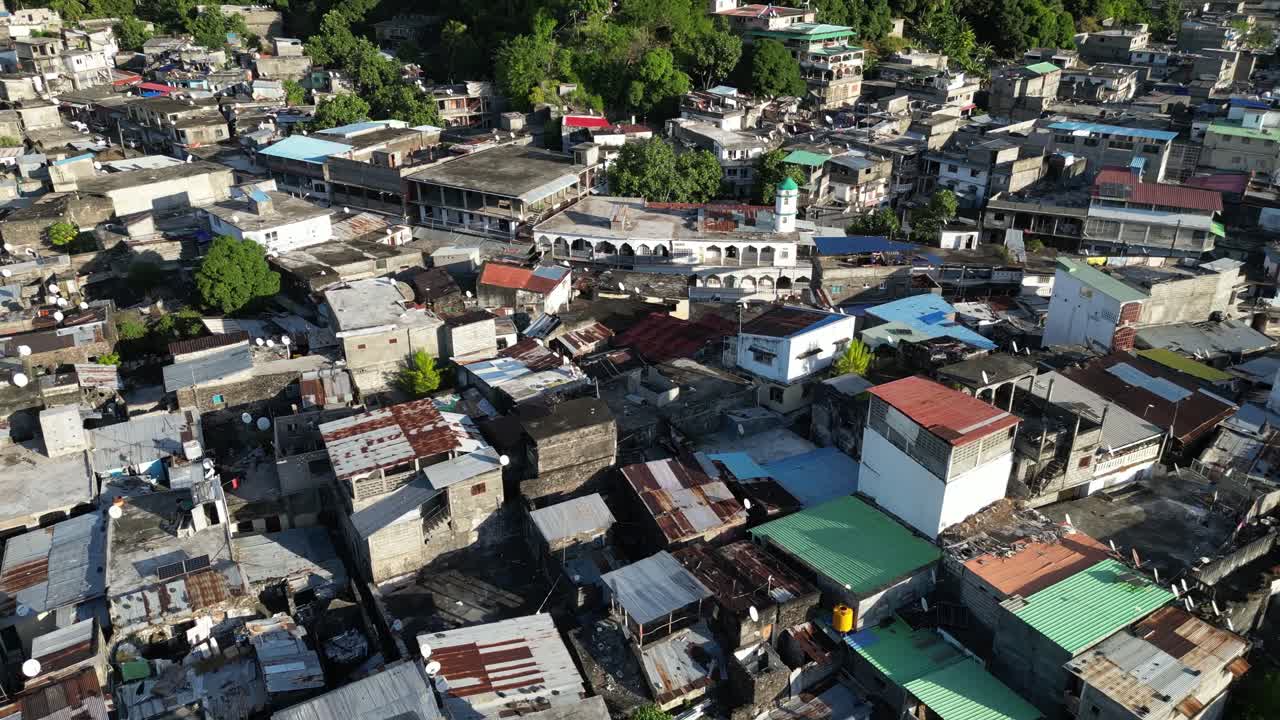 드론은 아프리카 해안에 있는 코모로스 섬의 작은 마을인 안주안 (anjouan) 을 날아다닙니다.