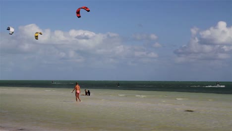 Menschen-Treiben-Den-Schnellen-Sport-Kiteboarding-Entlang-Einer-Sonnigen-Küste-1