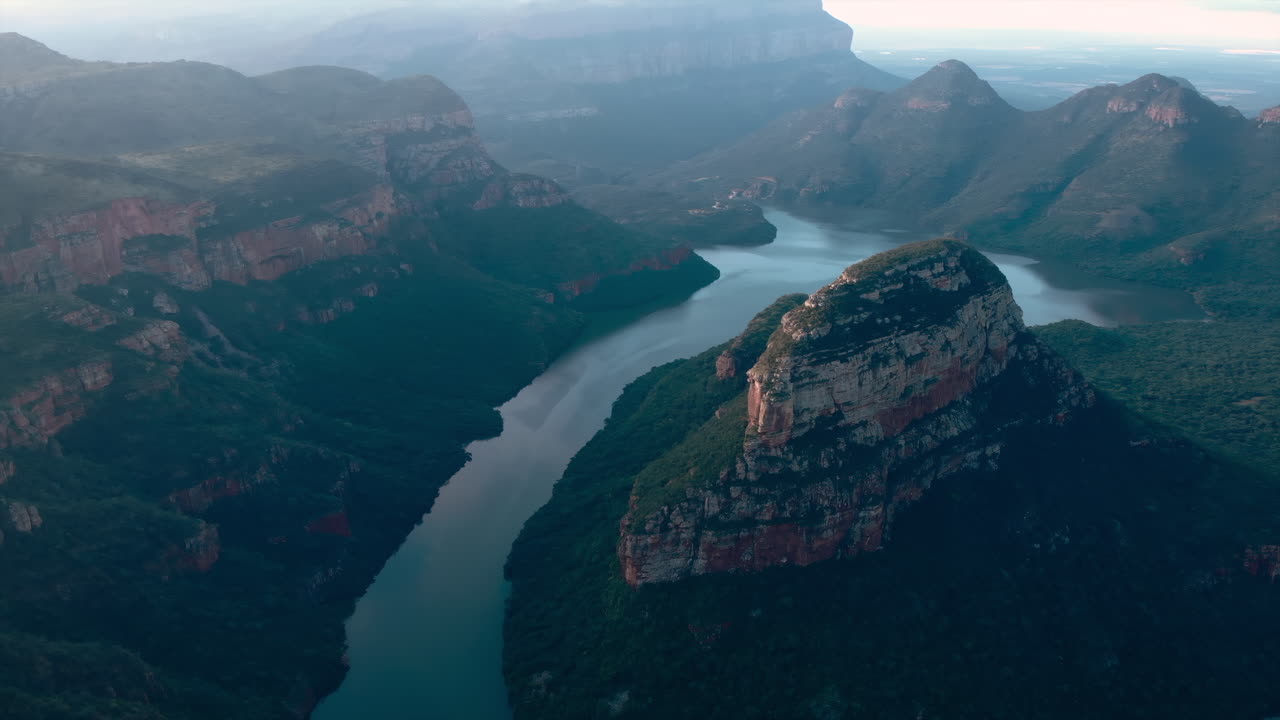 vista aérea de un cañón con un río