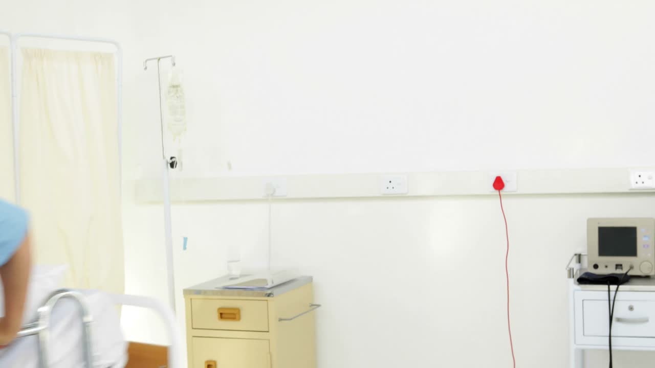 Medici che trasportano rapidamente un paziente in emergenza