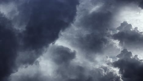 Ein-Gewitter-Tritt-In-Dunklen-Kumulonimbuswolken-Am-Himmel-Auf