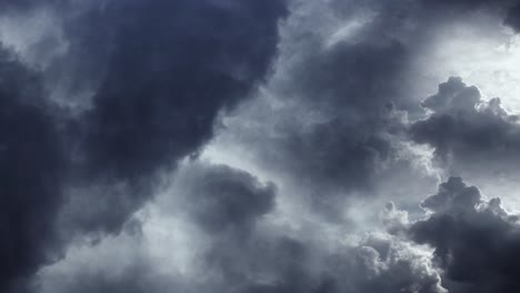 se produce una tormenta dentro de nubes cumulonimbus oscuras en el cielo