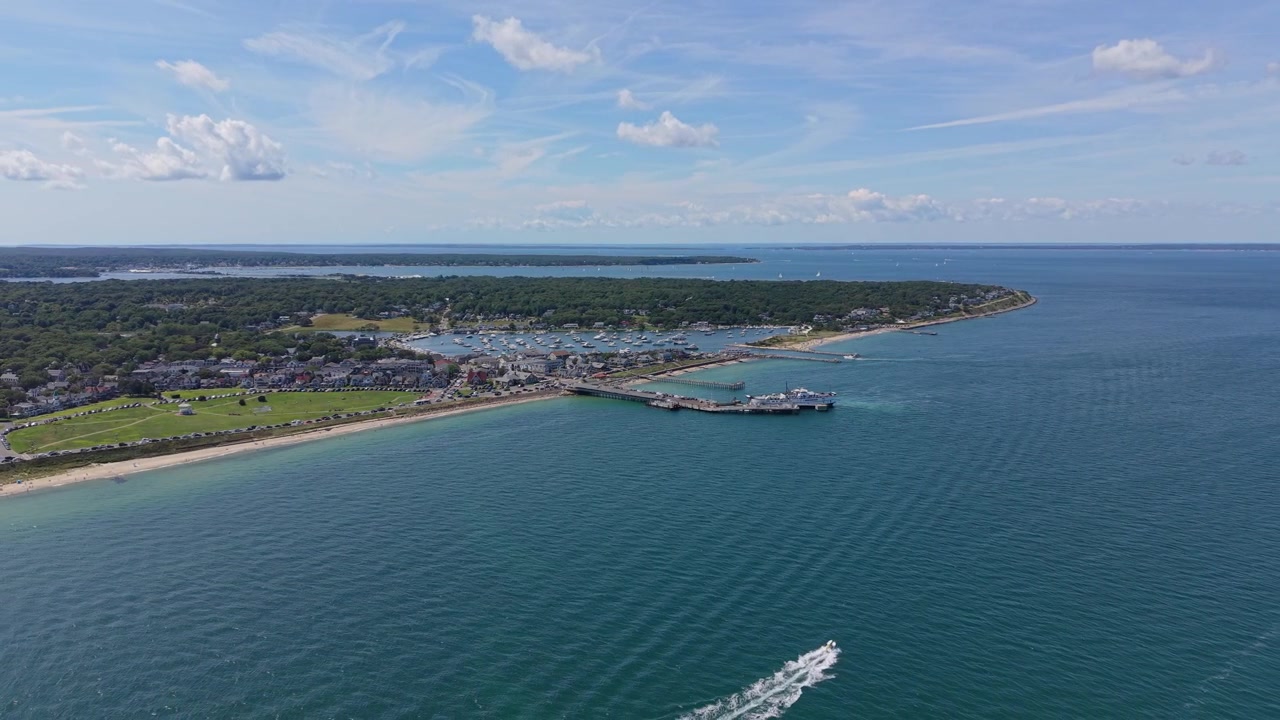 Oak Bluffs havnefront, Ocean Parks grønne plæne og færgeleje i Massachusetts. Panoramisk droneudsigt fra luften