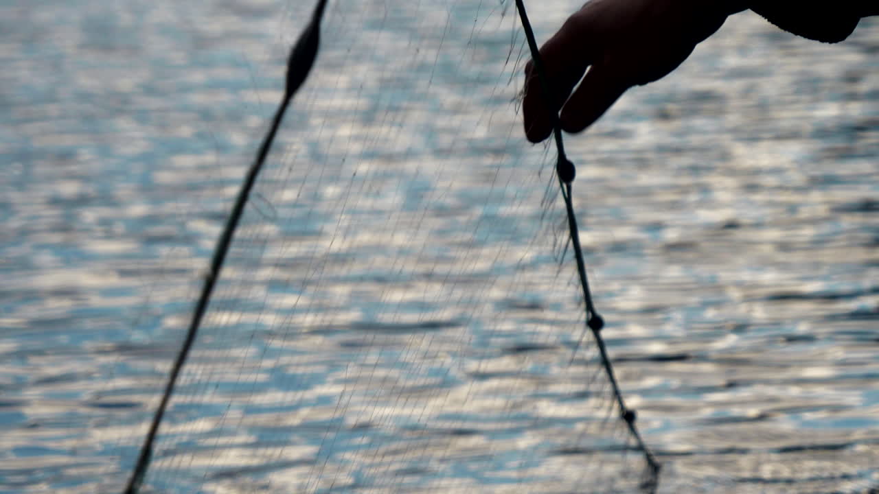 잔잔한 물에서 낚시 그물의 총을 닫습니다