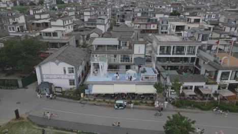 Las-Imágenes-Del-Dron-Se-Desplazan-Hacia-Una-Cafetería-En-La-Azotea-Con-Hermosos-Conjuntos-De-Fotografías-Para-Que-Los-Visitantes-Disfruten-De-La-Comida-Y-Capturen-Hermosas-Fotografías.