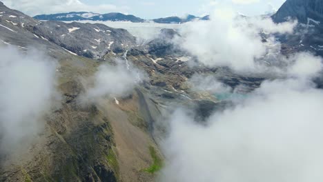 Vuelo-Cinemático-Entre-Nubes-Y-Montañas