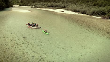 vista aérea de un grupo de balseros haciendo rafting y bajando el río soca.