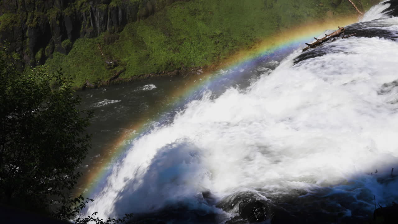un paisaje de un arco iris y olas espumosas en la mesa superior cae en idaho