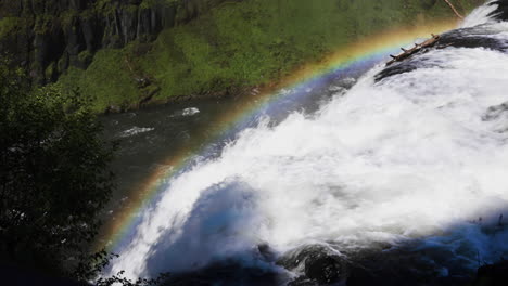 Un-Paisaje-De-Un-Arco-Iris-Y-Olas-Espumosas-En-La-Mesa-Superior-Cae-En-Idaho