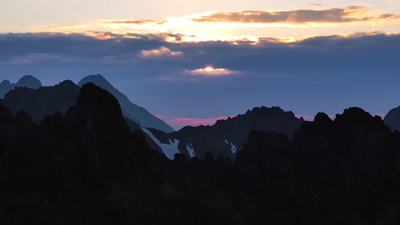 paisaje dinámico lenta montaña estable drone disparado al amanecer en el entorno alpino y crestas afiladas 1