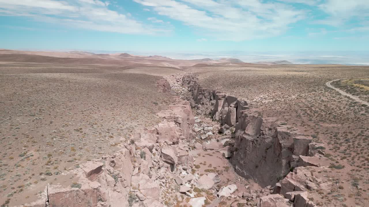 drone saliendo de un gran cañón en el desierto chileno
