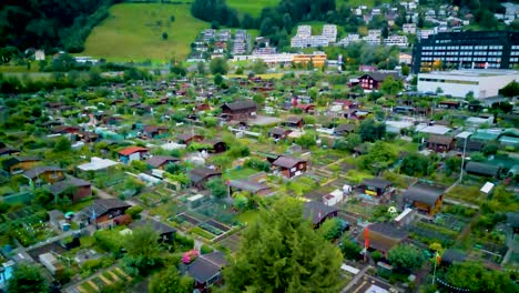 4k-drohnen-video von städtischen familiengärten am fuße des pilatus-bergs in kriens, schweiz, an einem sommerabend