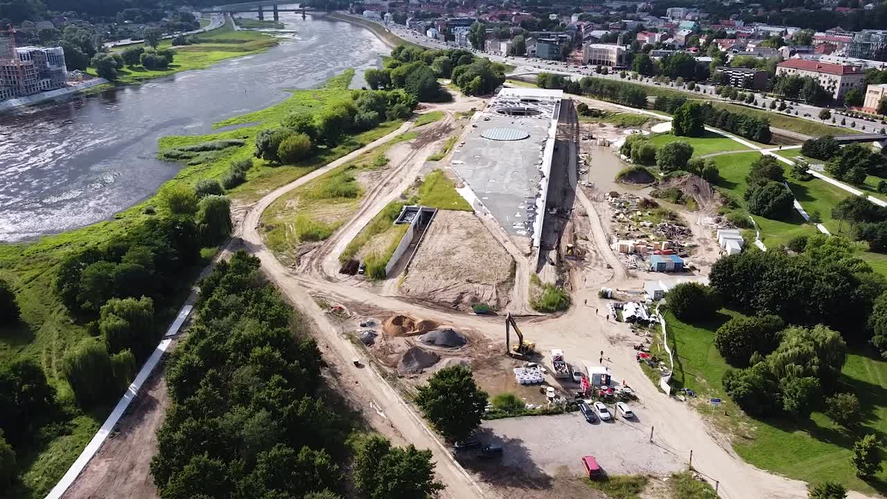 edificio emblemático en la isla nemunas, ciudad de kaunas, proceso de construcción, vista aérea