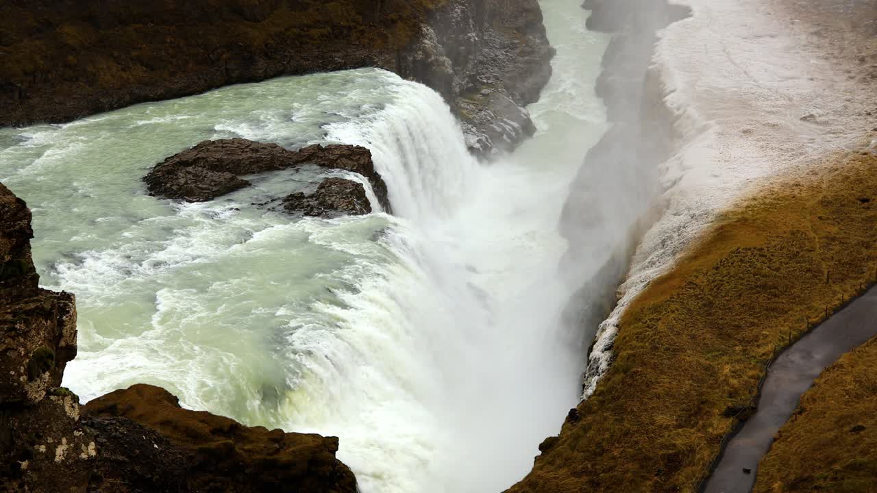 la famosa cascada de gullfoss en islandia