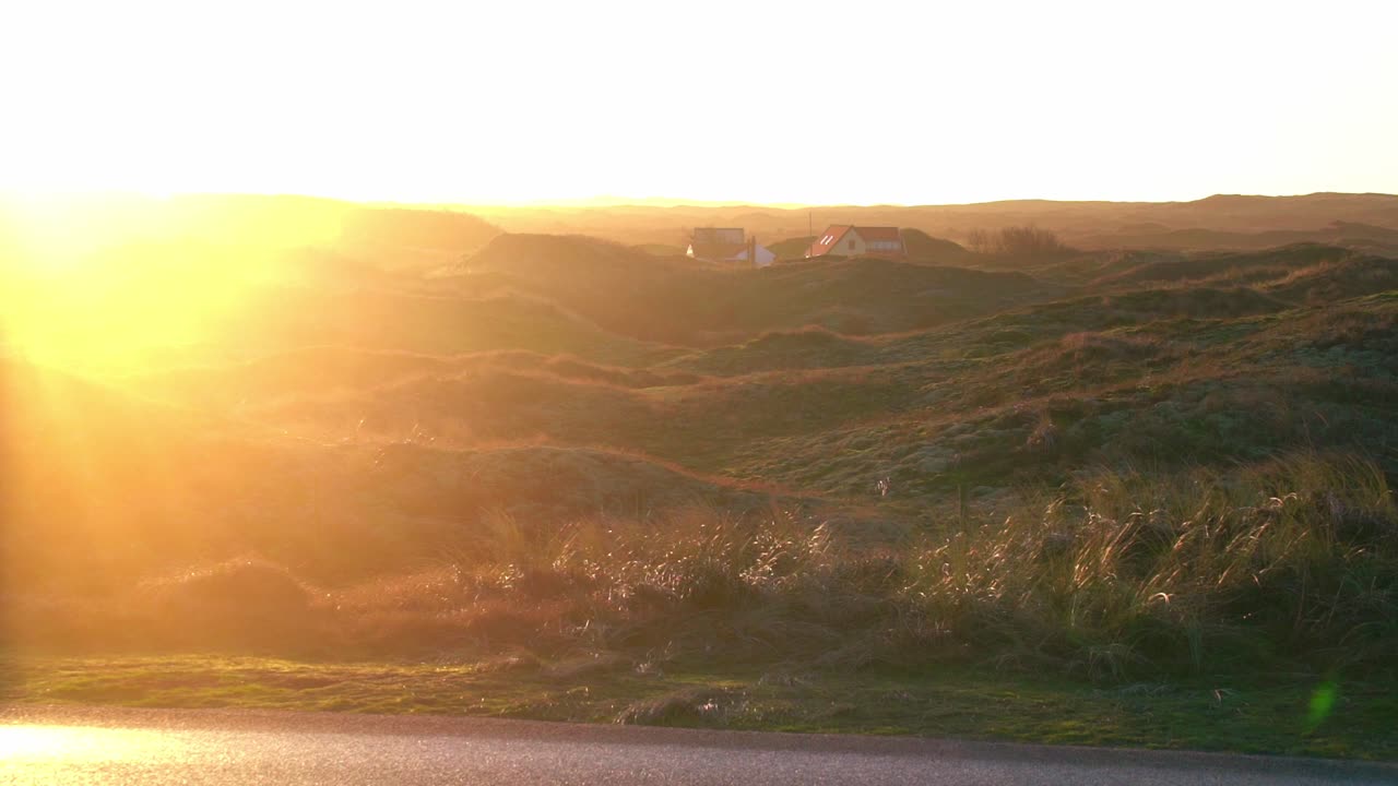 네덜란드 와덴 섬 텍셀의 산 언덕 위로 아름답고 밝은 일몰
