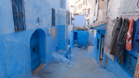 Backstreets-with-blue-painted-houses-of-Chefchaouen,-exploring-Morocco