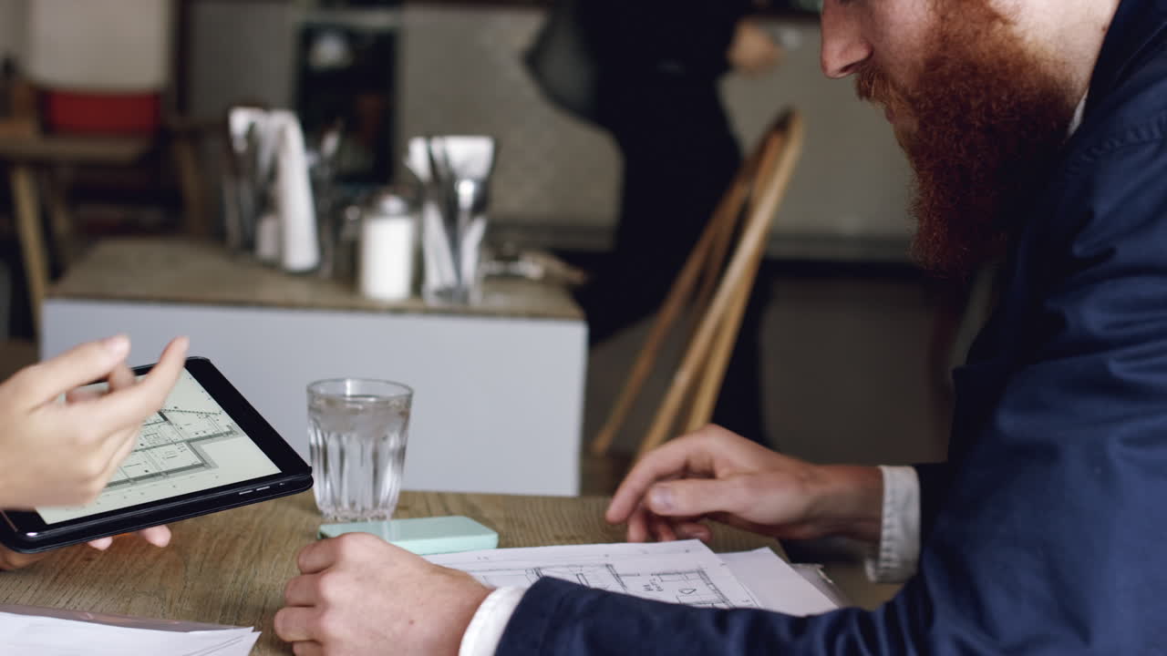 카페에서 지속가능한 비즈니스 개발 회의