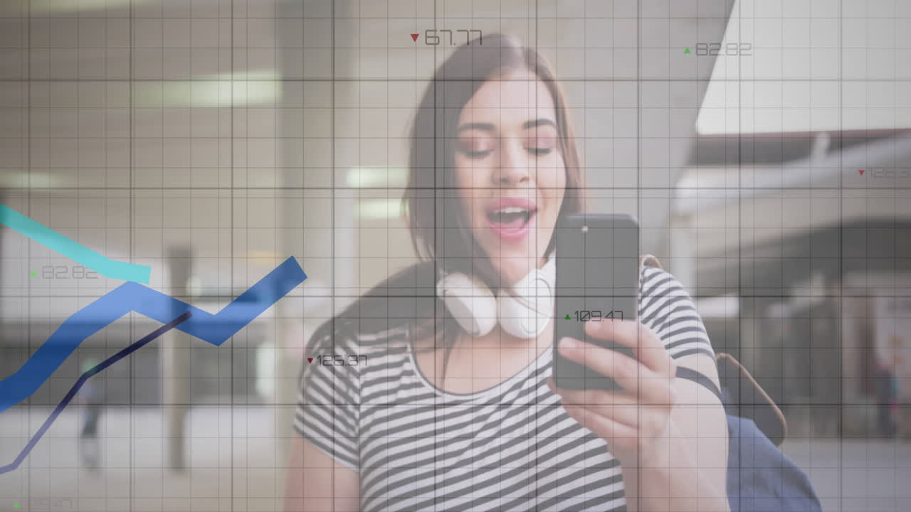 animación de procesamiento de datos y diagramas sobre mujer caucásica usando teléfono inteligente