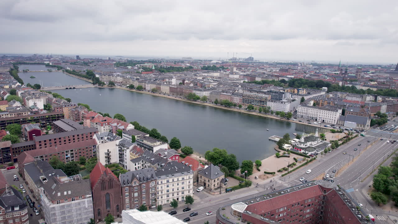S&oslash;pavillonen, nestled between two lakes and surrounded by buildings on HC Andersens Boulevard, captured from an aerial perspective