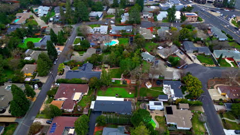 Toma-Aérea-De-Un-Dron-Volando-Alto-Sobre-Lujosos-Bungalows-En-Walnut-Creek,-California,-EE.UU.-Durante-El-Día