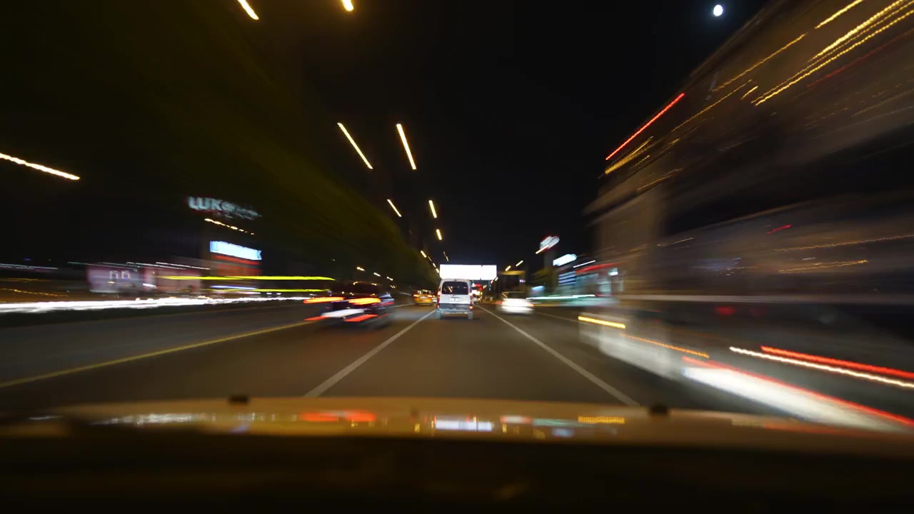 Kørsel på motorvej om natten med bevægelsessløring