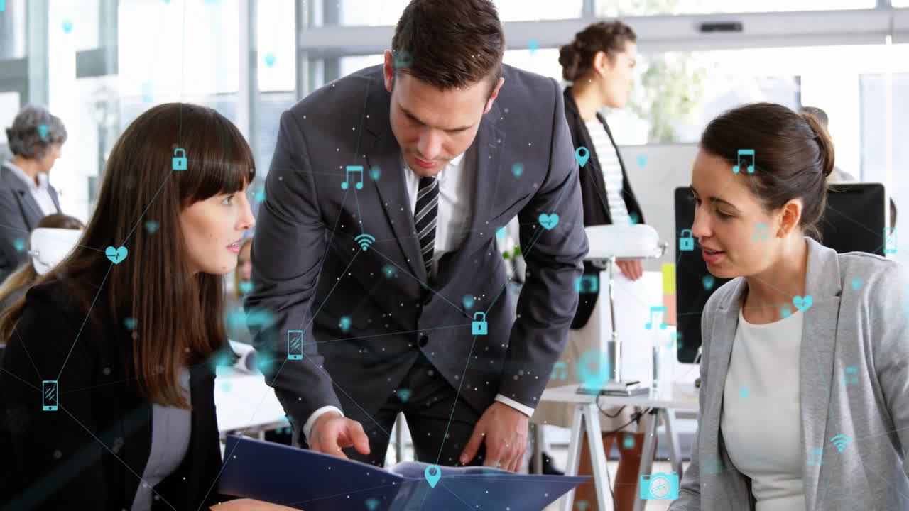 animación de una red de iconos digitales contra diversos empresarios que discuten en la oficina.