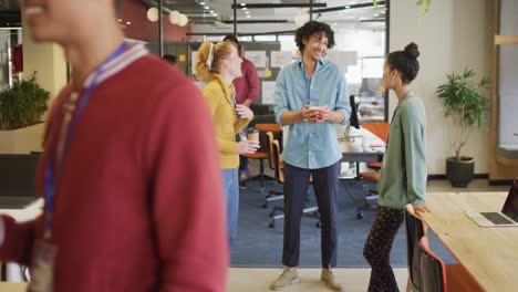 diversas personas de negocios felices discutiendo el trabajo durante una reunión en la oficina