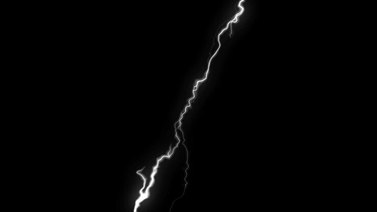 Un singolo fulmine diagonale di elettricità bianca si scarica su uno sfondo nero. Per concetti legati a energia, potenza o tempeste