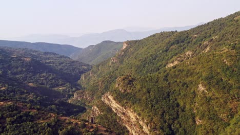 vuelo aéreo sobre barrancos y valles empinados de las montañas ródope bulgaria