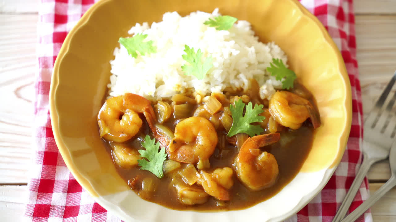 camarones en salsa de curry sobre arroz cubierto