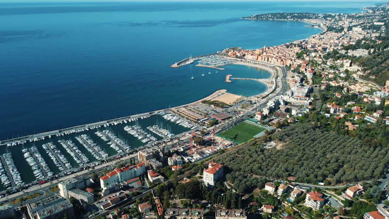 프랑스 니스의 해안선과 마리나의 공중 풍경