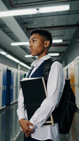 estudiante en el pasillo de la escuela