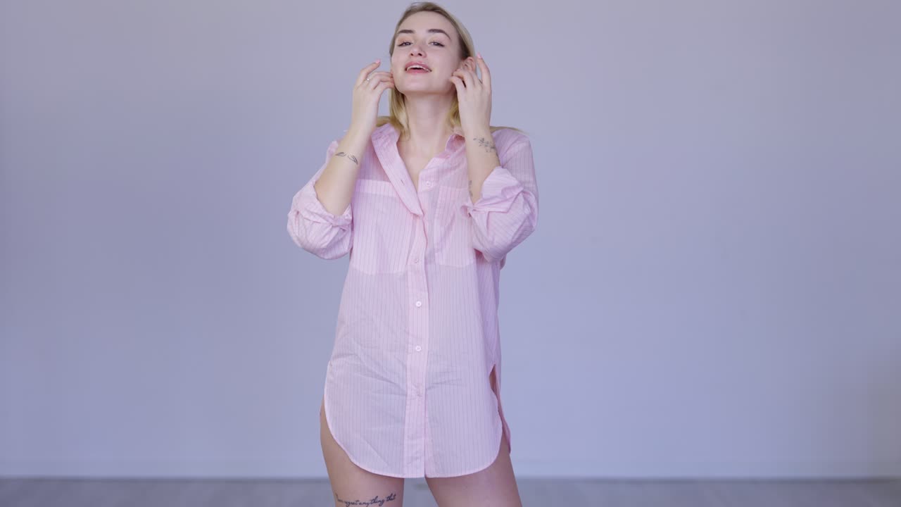 분홍색 셔츠를 입은 여자