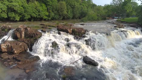 Eine-Atemberaubende-Luftaufnahme-Eines-Majestätischen-Wasserfalls,-Aufgenommen-Von-Einer-Drohne,-Die-Einen-Kristallklaren-Wasserfall-Inmitten-Einer-Atemberaubenden-Naturlandschaft-Zeigt