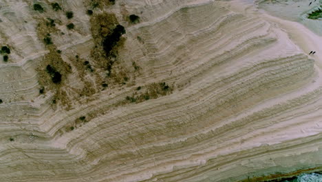 Texturas-De-Arena-De-Playa-Ondulada-De-La-Escalera-Del-Acantilado-De-Los-Turcos-Italia