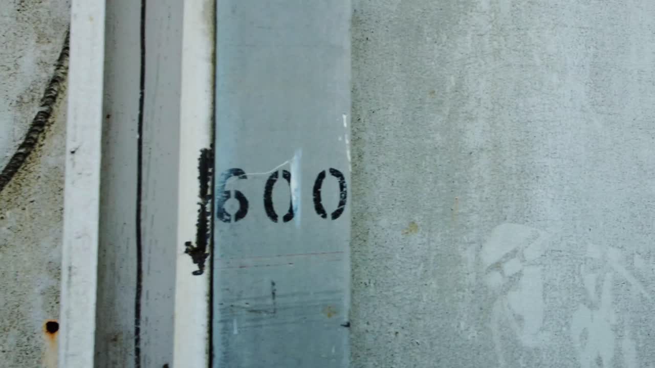 녹은 금속은 복잡한 패턴의 캔버스입니다. 각 균열과 균열은 지난 몇 년의 이야기를 들려줍니다.